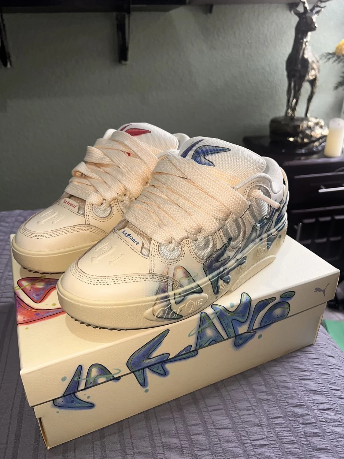 Sneaker Candy Comet creme com grafismos artísticos